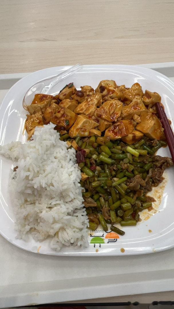 食堂八块的午餐，味道真的很一般，我的评价是不如VTL七块的午餐🥣
苹果奶绿好喝！点门永存！终于又来到了可以点到一点点的地方！ ​