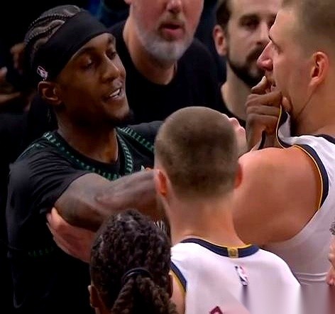 比赛只剩1.3秒，胜负早就定了。 森林狼的麦克丹尼尔斯，拿球慢悠悠走到...