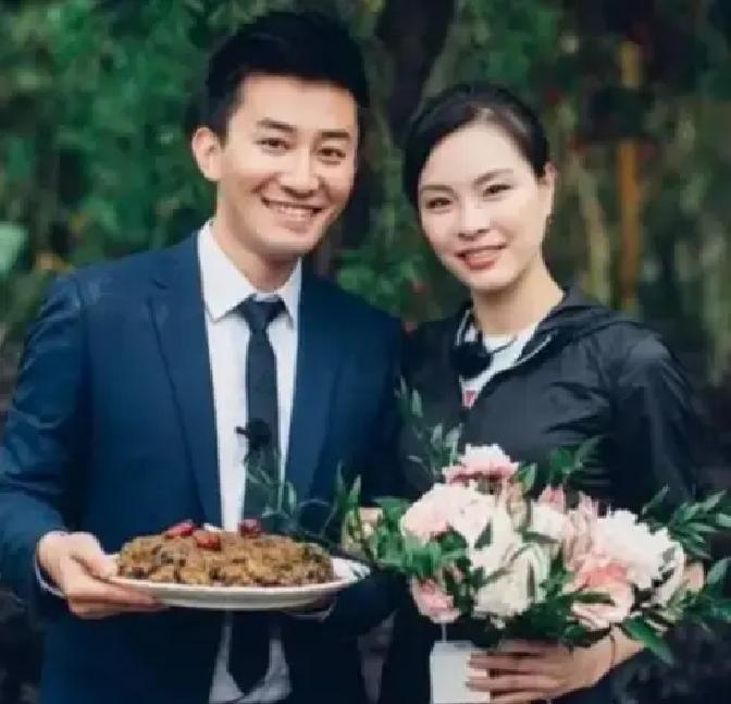 2017年，奥运冠军吴敏霞结婚时跪下给婆婆敬茶，婆婆一脸骄傲。婚后吴敏霞两次怀孕，婆婆都没去看过一眼，不知道的以为吴敏霞是高攀豪门了，可实际上她的丈夫只是一个有些贫困的普通人……

张效诚家确实不宽裕。婚礼一结束，老两口就收拾行李回了富平。邻居问起来，婆婆只说：“上海太远啦，我们去了也帮不上忙，还添