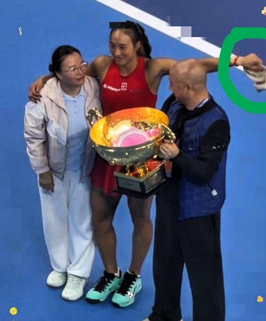2026年10月11日，中网女单决赛，郑钦文7比5、6比4击败安德列娃夺冠。赛后合影环节，父亲郑建坪手捧奖杯准备拍照，郑钦文突然伸手一把摘掉了老爸的帽子，露出光头，妈妈邓芳在一旁笑得合不拢嘴，父亲愣了一秒后也跟着笑了-
。全场都笑了。网上全在刷“这家庭真松弛”。
但你翻翻这对父女这些年的账，笑不出来