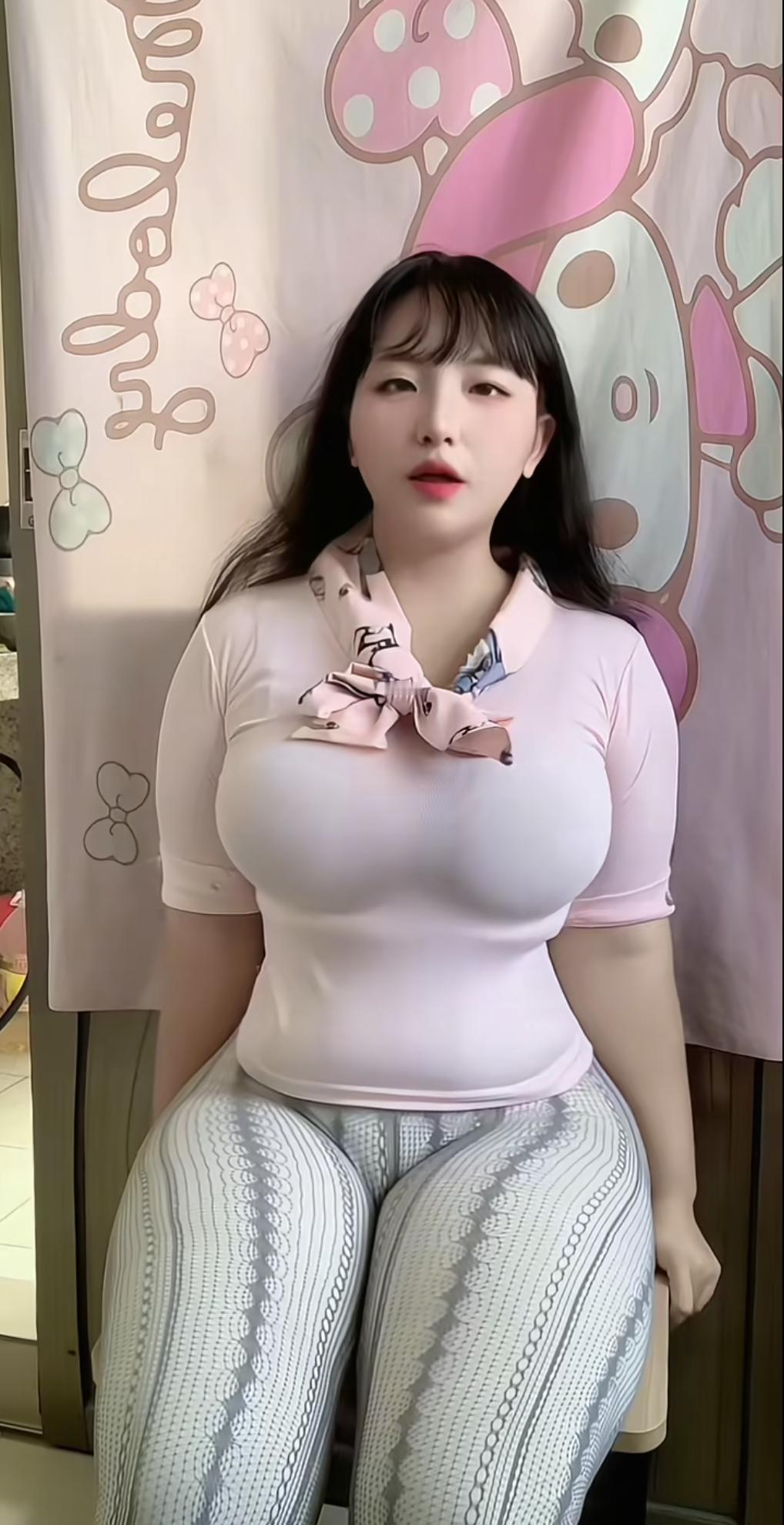 甜美少女风穿搭，粉色蝴蝶结上衣搭配白色条纹裤，可爱又时尚！💖👗👖