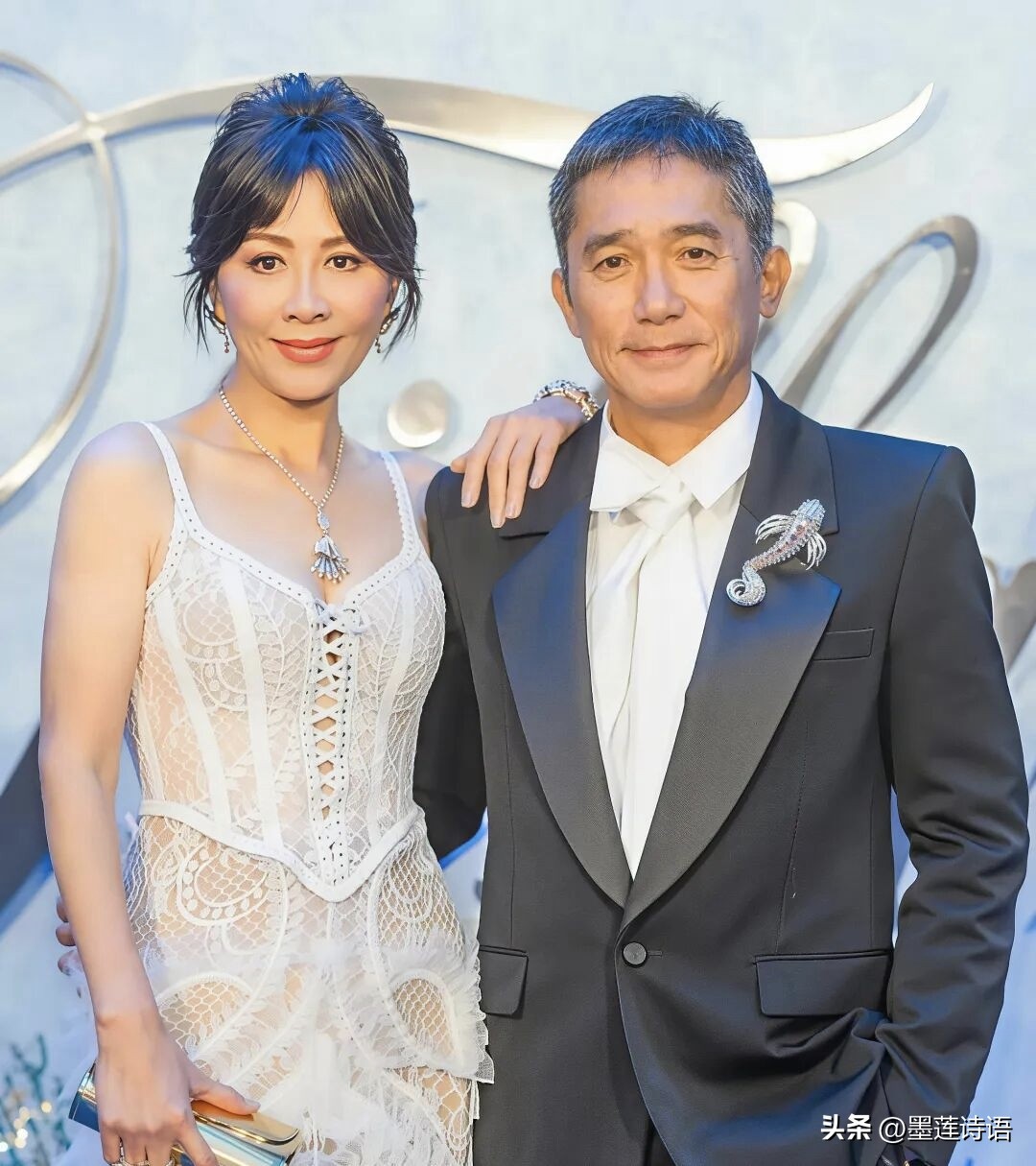 梁朝伟刘嘉玲丁克婚姻：最好的感情，是留一点距离
 
很多人觉得夫妻就得天天黏在一起，可梁朝伟和刘嘉玲，把婚姻活出了不一样的松弛感。
 
王菲曾经劝过刘嘉玲生个孩子，被她温柔回绝。夫妻俩早就达成共识选择丁克，不用孩子来维系一段婚姻。
 
梁朝伟性格内向喜静，爱去日本滑雪独处；刘嘉玲喜欢热闹，忙着社交打