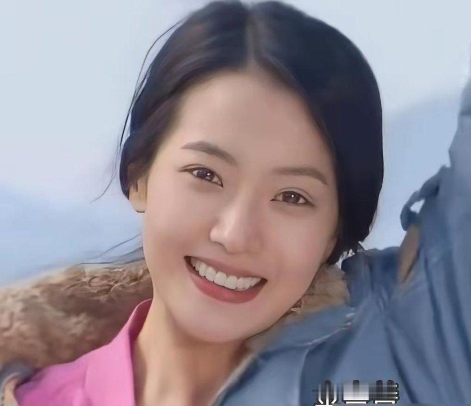 同样是40多岁的大美人同框，有人还在拼命跟地心引力死磕，有人却早就把皱纹当成了勋章。
前几天看到高圆圆和金喜善坐一块儿，那种微妙的反差感一下子就戳过来了。
金喜善那张脸依旧挑不出任何瑕疵，平整、紧绷，像橱窗里罩着防尘罩的高级瓷器。好看是真好看，可你看久了，心里只剩下一句“保养得真不错”，再无波澜