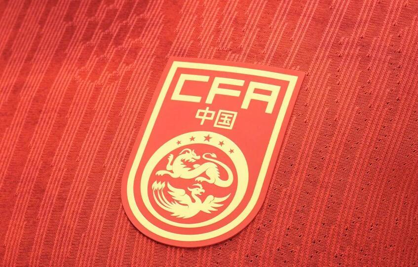 在近日举办的东京亚足联大会上，亚足联官方公布了2027亚洲杯小组赛赛程。

中国队小组赛赛程安排：

1月9日（周六）21:30 伊朗vs中国 

1月14日（周四）21:30 叙利亚vs中国 

1月18日（周一）21:30 中国vs吉尔吉斯斯坦 

需要指出的是，这份赛程是亚洲杯能如期进行的情况下的正常赛事安排，若延期则时 ​
