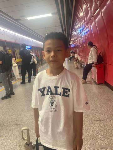 到广州火车站了，小蛋糕说有点想念西村了，下个站就是西村