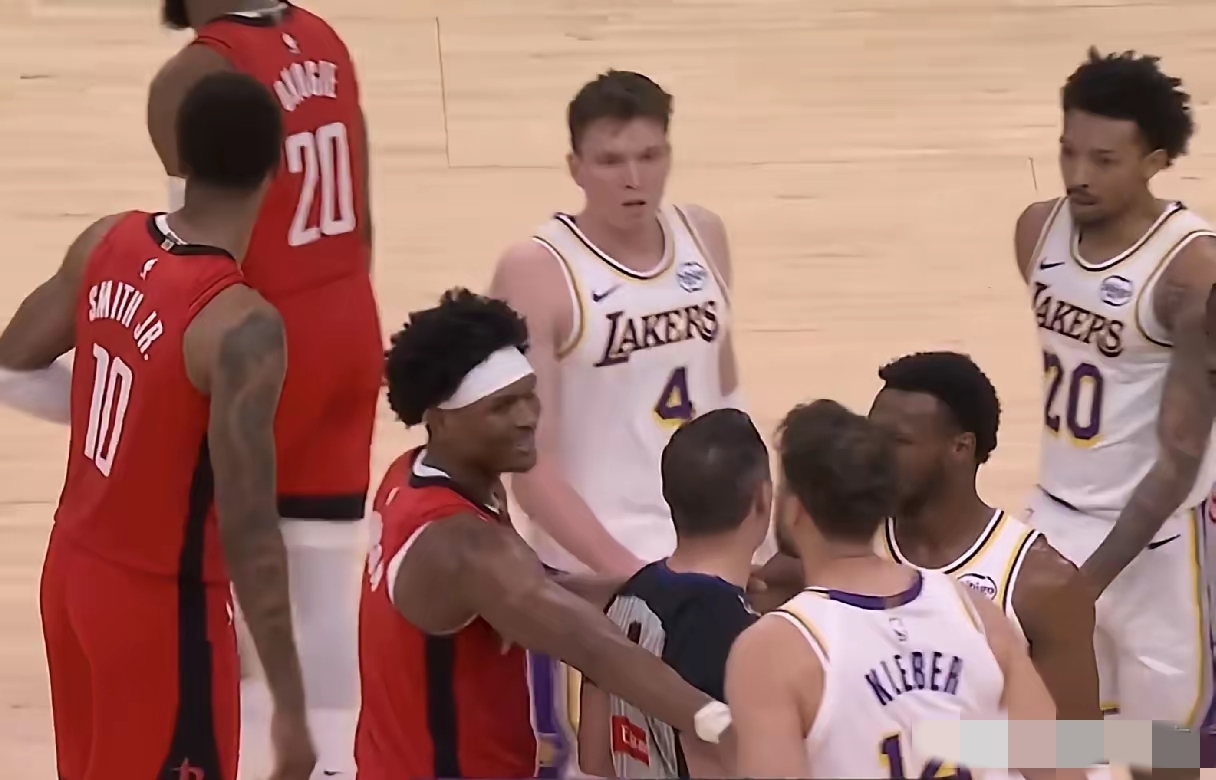 詹姆斯9中2仅得10分还送8失误，火箭青年军多人爆发拒绝横扫，网友：这...