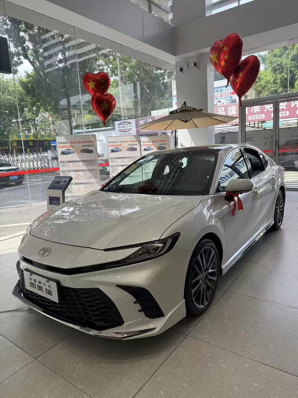🚗27款凯美瑞，职场家用两不误的B级轿车
双擎版本油耗友好，市区通勤、国庆短途自驾都合适
8155芯片+15.6英寸大屏，内饰质感升级，兼顾颜值与实用
#广汽丰田 #凯美瑞 #2027款凯美瑞 #广汽丰田国庆福利享不停 #适合女生开的车