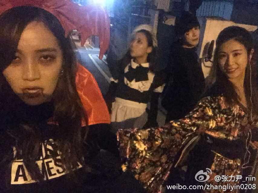 #佳霏猫[超话]#  

又见老王姐的女仆装，那就顺带考古下那一年可可爱爱的小女仆和她的吸血小魔王的万圣节cos，以及盖章~ ​