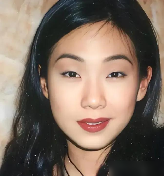 李宗盛离婚后干的第一件事，是给前妻朱卫茵打了个电话。
2004年，他和林忆莲刚办完手续。外界等着看两个才子佳人怎么撕，结果他转身拨通了上一任妻子的号码。电话里没聊什么惊天动地的事，就说了句这些年，辛苦了。
朱卫茵在那边愣了几秒，回了句：你也一样。就这一句，李宗盛说他把车停在路边，哭了很久。
后