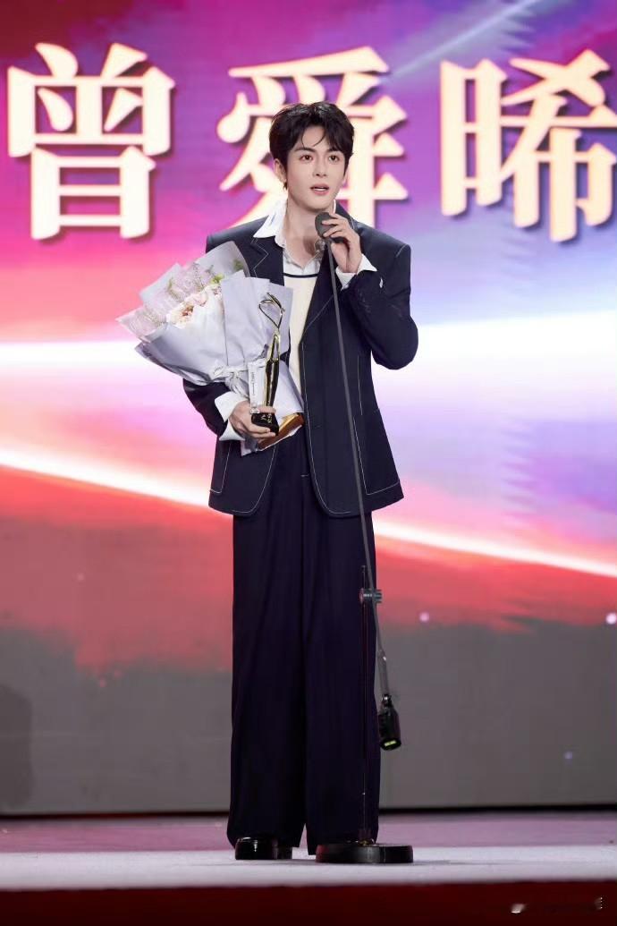 曾舜晞斩获文荣奖最佳男主，时光不负踏实前行的人
 
曾舜晞拿下文荣奖最佳男主角。
长久以来，他沉下心打磨每一个角色，不急不躁，在表演里慢慢沉淀自我。

领奖台上的发言，真诚而稳重，没有浮华的辞藻。那些默默付出的时光，终于被看见、被认可。

这份荣誉，于他而言，是肯定，也是新的