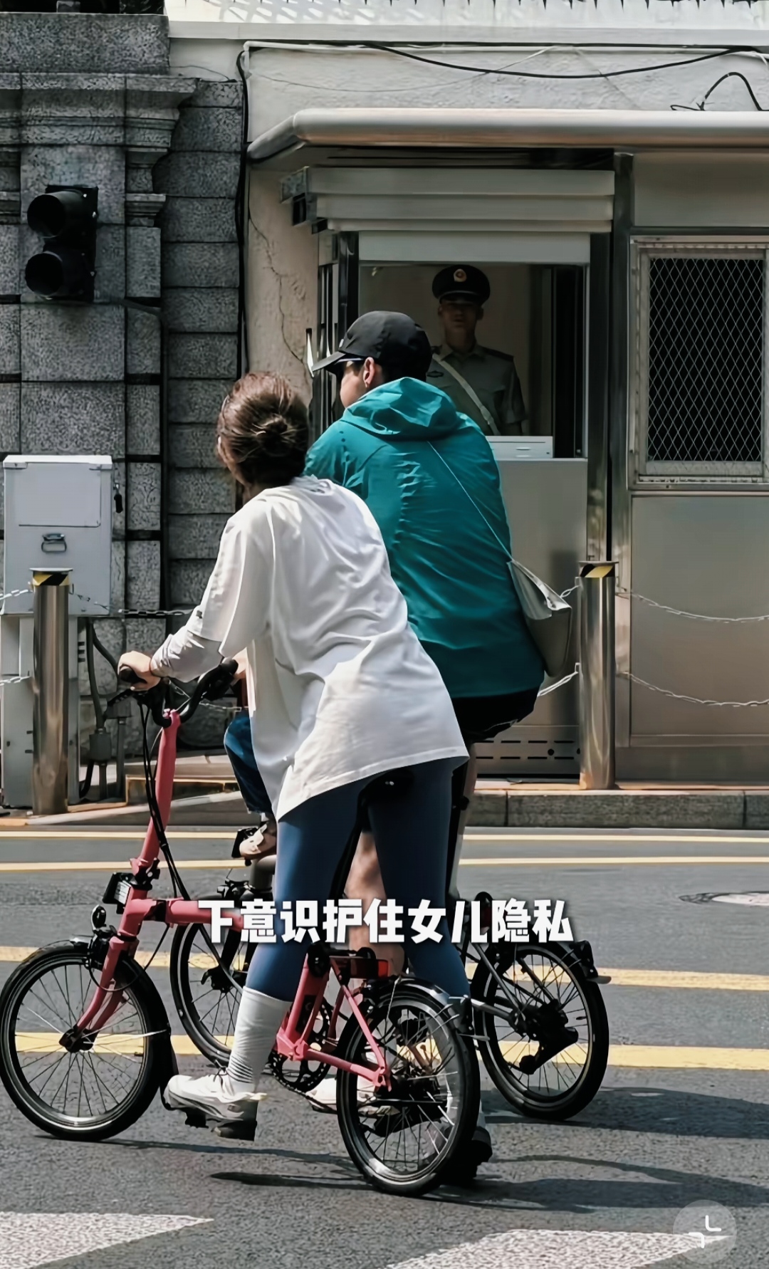胡歌带妻女出门被偶遇。网友街头偶遇胡歌携妻女出门散步，褪去荧幕光环，尽显烟火日常。一身休闲穿搭，没有明星排场，与家人悠闲出行，画面温馨松弛。

拍戏忙碌之余，他格外珍惜陪伴家人的碎片时光，用心守护妻女的安稳生活。低调不炒作，把个，这样平凡又治愈的家庭模样，令人心生羡慕。胡歌