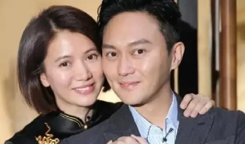 袁咏仪年轻时想追吴镇宇，聊了一次护肤品，直接就不想追了。

她自己在节目里说的，那时候觉得吴镇宇长得很帅，气质也特别，产生了主动追他的念头。

结果吴镇宇拉着她聊护肤。聊什么成分，聊什么质地，聊得比女明星还细致。

袁咏仪当场愣住了。她没想到一个硬汉形象的大男人，能把护肤这件事讲成这样。

她没说这