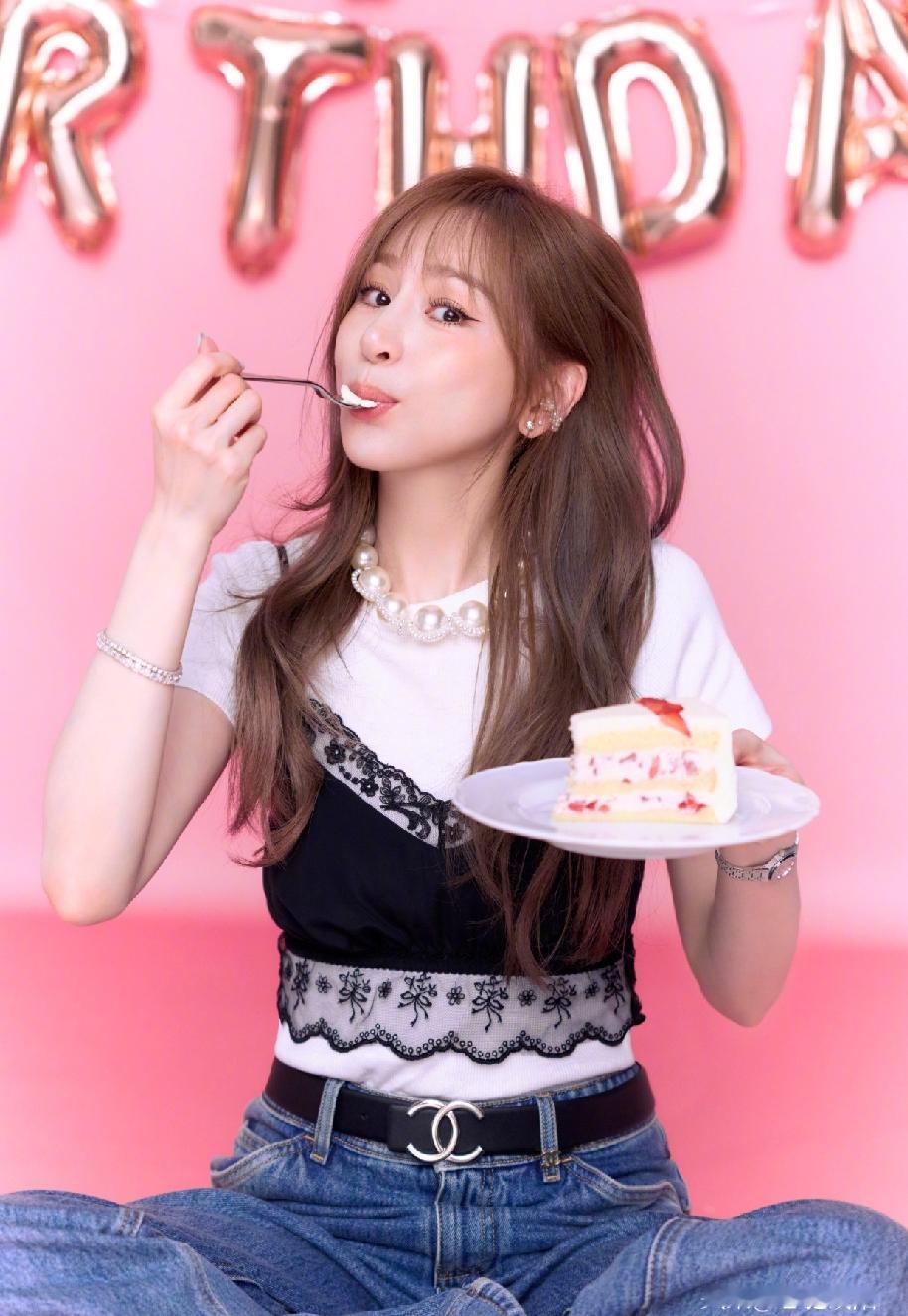 王心凌，生日发文！
 
9月5日，王心凌，冲上热搜。原因是她在社交平台晒出12张粉色主题生日照片，配文：Happy Birthday to Me! 满屏的粉色系，蛋糕、气球、还有她标志性的甜笑，隔着屏幕都能感受到满满的少女心。
 
12张照片，张张都是粉色暴击。我们的甜心教主又长大一岁，可状态依旧好