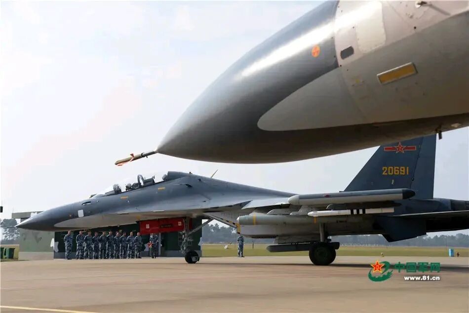 长沙天空中的鹰  霹雳中队
苏30已经换装歼16
#领航强军新时代##兵器影像# ​