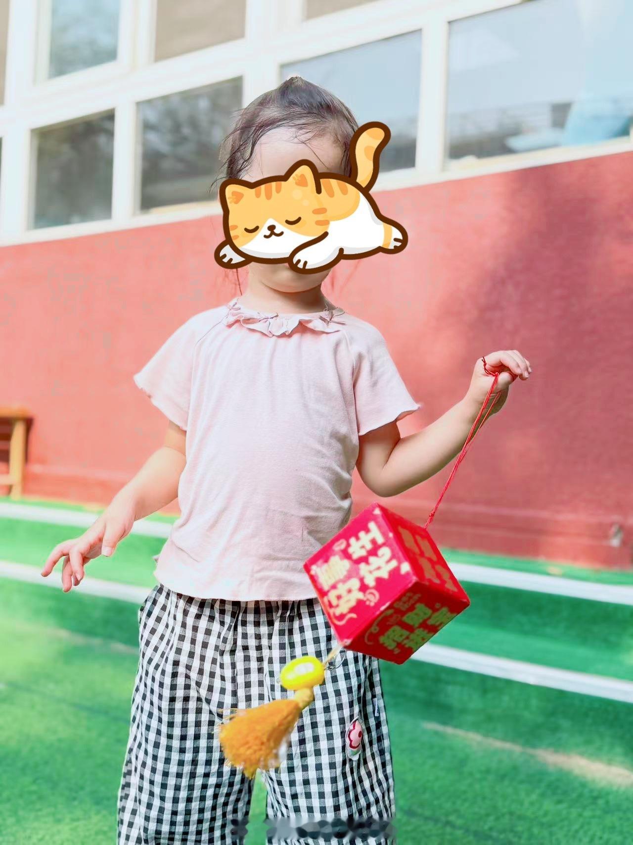 原来还不太理解，为啥要每个活动忙前忙后。直到有了孩子幼儿园中秋节让做灯笼，穿满族服饰。懒妈妈没给整花哨的，然后和其他家长一比，真的是相形见绌。学校录了幼儿园的视频，我每次发给我妈，我妈都说她要给老师提意见，说给我家孩子拍的少，没站C位。我说你又没积极配合园内活动，没穿满族衣服，人家凭什么让你占C位啊。换位思考很好理解，如果你是幼儿园园长，你要拍视频积累素材，肯定是穿着格格装的娃站c位，其他不那么配合的站旁边去。幼儿园中秋让我们带娃做手工灯笼，我一开始以为随便做一下，毕竟三岁能做啥手工啊。结果我到学校一看，基本都是家长出大力了有做一条龙的，还有做莲花的，我们做的这个就比较寒酸了，老师不放c位再正常不过了。所以我不会让我妈加入班级群。家里必须得有明事理的人，别天天骚扰老师。你想让老师多关注你，那你也得做配合的家长。这次我疏忽了，我以为大家都不在意，没想到家长们都挺卷。白天忙工作，晚上忙孩子