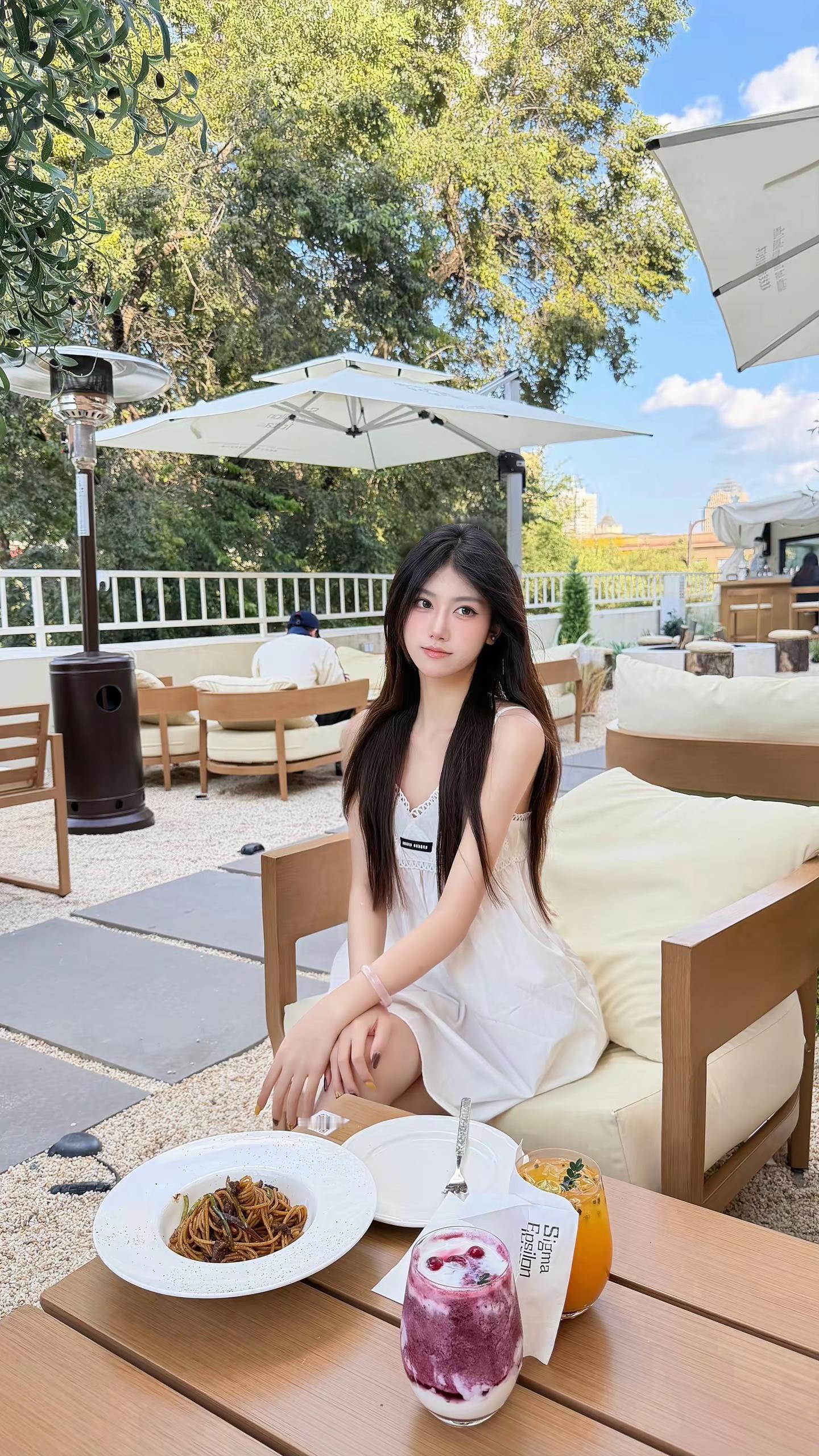 以前觉得难吃的蔬菜 苦涩的咖啡 无聊的独处 现在都喜欢梁博