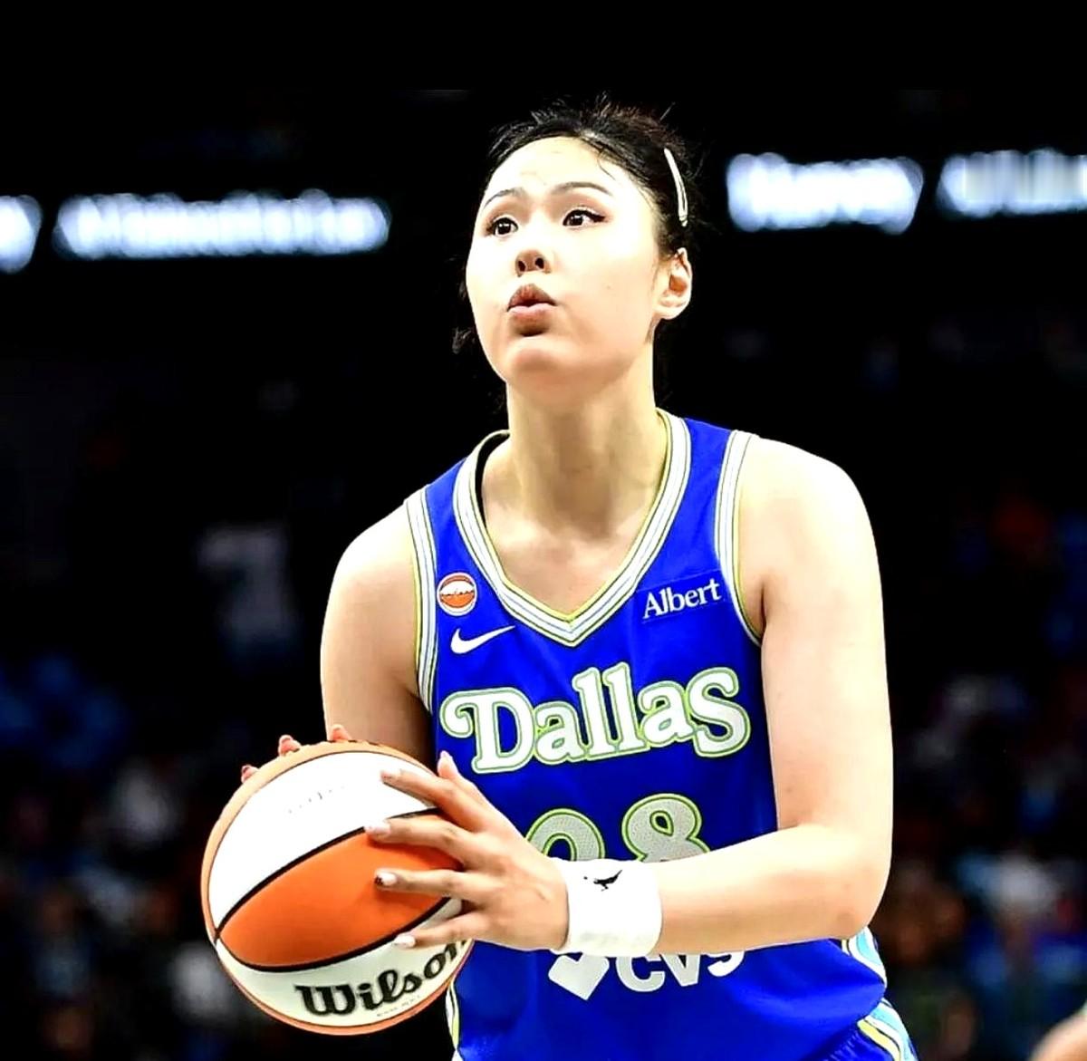 被骗了这么多年，原来篮球罚球根本不需要双脚焊死在地上。

快船新秀马丁内利站在罚球线上，双腿发力，直接起跳把球投了出去。全场愣住，裁判却没吹哨。翻开规则手册才发现，只要不踩线、不超时，你就算跳起来投也完全合规。

那为啥大家非要老老实实站着？为了吃饭的手艺。罚球线面前没人防，起跳只会增加身体倾斜的变