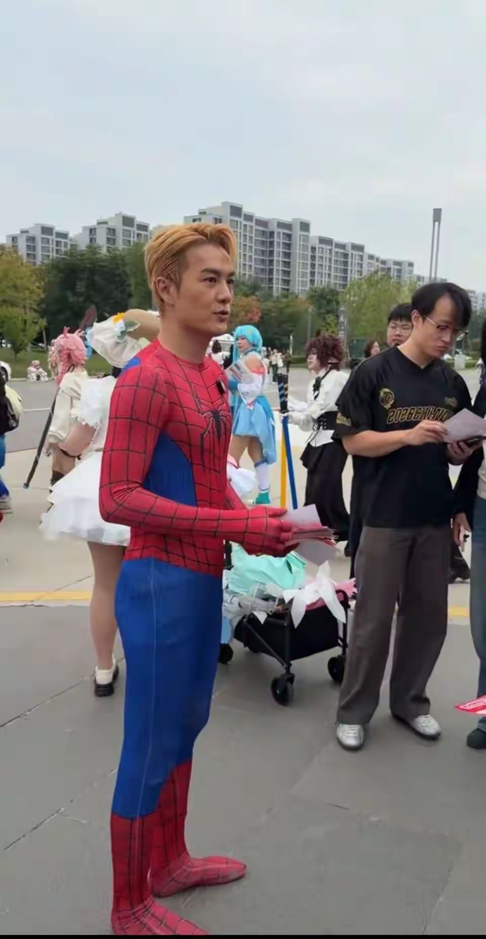 知名男歌手国庆假期现身街头，打扮怪异被认出，原因令人意外

国庆假期，西安漫展上，吴克群穿着蜘蛛侠服装，帮一位父亲伍兴虎发寻子传单。18年前，伍兴虎13个月大的儿子伍嘉诚在家中被人贩子翻窗偷走。因为儿子喜欢蜘蛛侠，他常穿蜘蛛侠寻子，希望孩子能在人群中认出他。这次走进漫展也有巧思：年轻人 ​