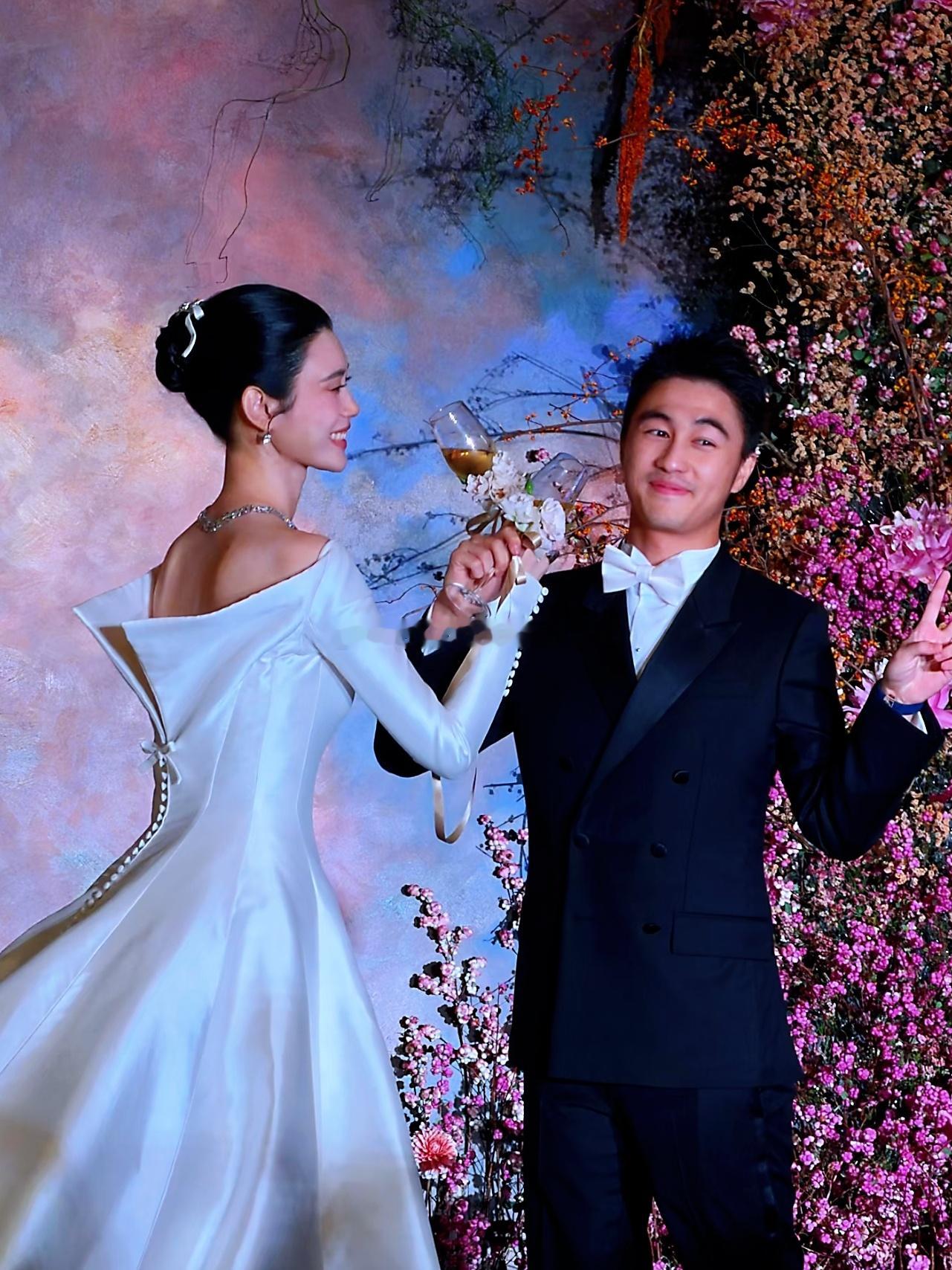 #奚梦瑶拿蛋糕这个动作##头部热点创作计划##微博跨界破圈热点共创##跨界破圈热点共创# 一块蛋糕见修养，奚梦瑶小动作尽显婚姻默契
 
一场婚礼答谢宴上，奚梦瑶端蛋糕的一个小举动，在网上收获不少好评。当时何猷君拿顶层草莓，还自嘲身高差距，场面稍稍有些微妙。奚梦瑶没有开口辩解，顺势稳稳端起整个 ​