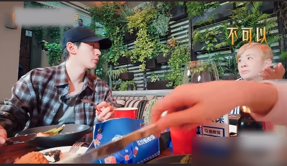 59岁，高压干到174，还在爬玛雅金字塔。吴君如这回真是拿命在录综艺。头痛、胸闷、人发飘，吞了降压药接着走。车里一群人全绷不住了，王星越自责到哽咽，林依晨上手给按摩，邓为、殷桃拦着不让碰红酒。可你看她，缓过来第一件事是张罗大家吃火锅。大姐大的位置不是白坐的，高压174还能把场子捂热。这世道，能扛事的