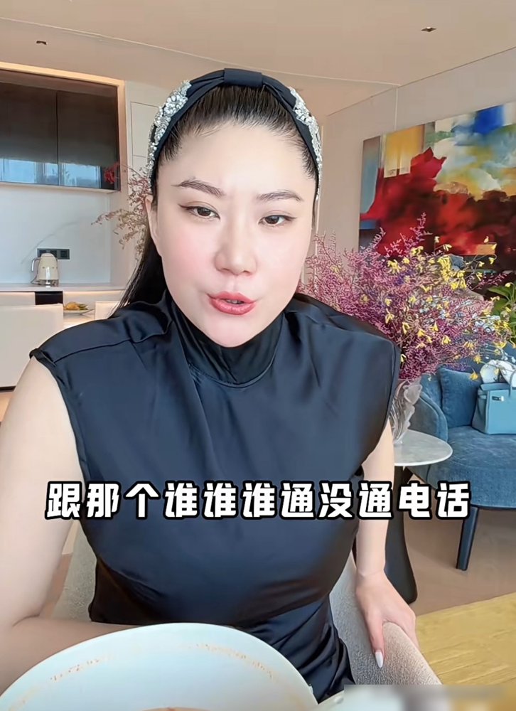coco马这下终于不装了！
果然粉丝量级上去了就是不一样，
连说话都透着十足底气，直接在直播间面对黑粉贴脸开大。
9月初这场直播，弹幕上全在骂她巫婆、马脸，还有人一直质疑她谢贤去世后频繁开播，是在消费四哥蹭热度。换一般人早急眼了，结果人家不气不恼，全盘接下。
她直接拿自己开涮：我的确没有锋妈