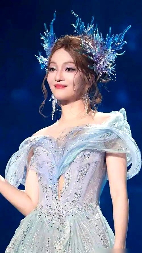 43岁的张韶涵在成都演唱会侧台，一把扯下氧气面罩，转身又冲进聚光灯下飙起高音。

明年她一口气排了40场演唱会，全场不请嘉宾，一个人硬扛到底。现在的演出市场就是个绞肉机，张学友连唱50场，张杰37场。停下来歇口气？后浪分分钟把你挤下牌桌。

背后几百号人的团队张嘴要饭吃，场馆排期砸进去的真金白银逼着