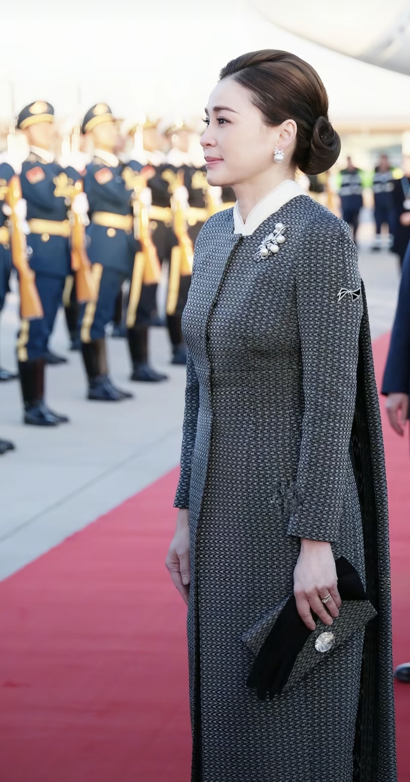 优雅大方有气质[玫瑰]在她身上表现的淋漓尽致。