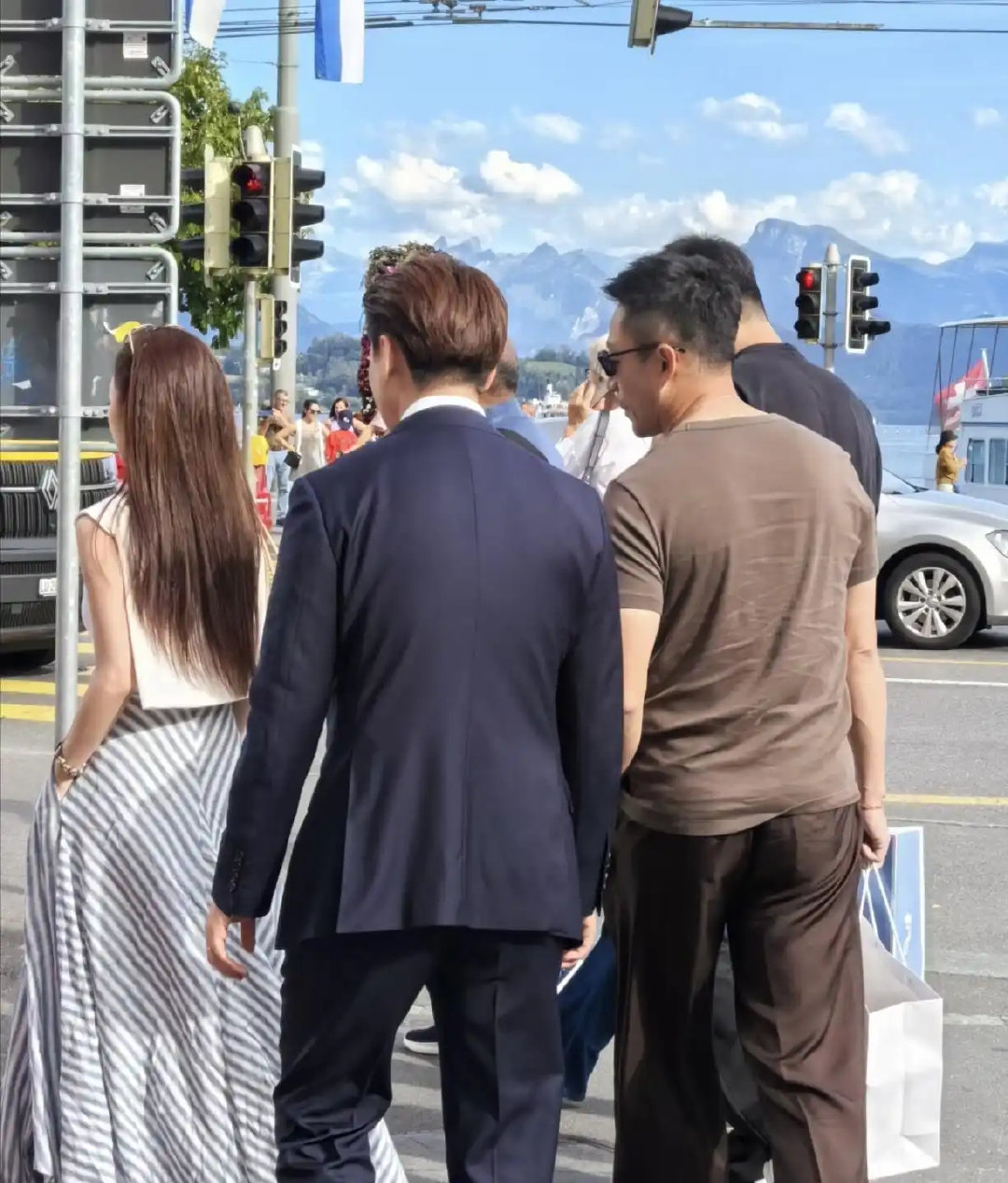 45岁汪小菲和老婆马筱梅现身瑞士旅游，他看起来身材壮了好多，胸肌饱满，整个人状态挺好的。 ​
