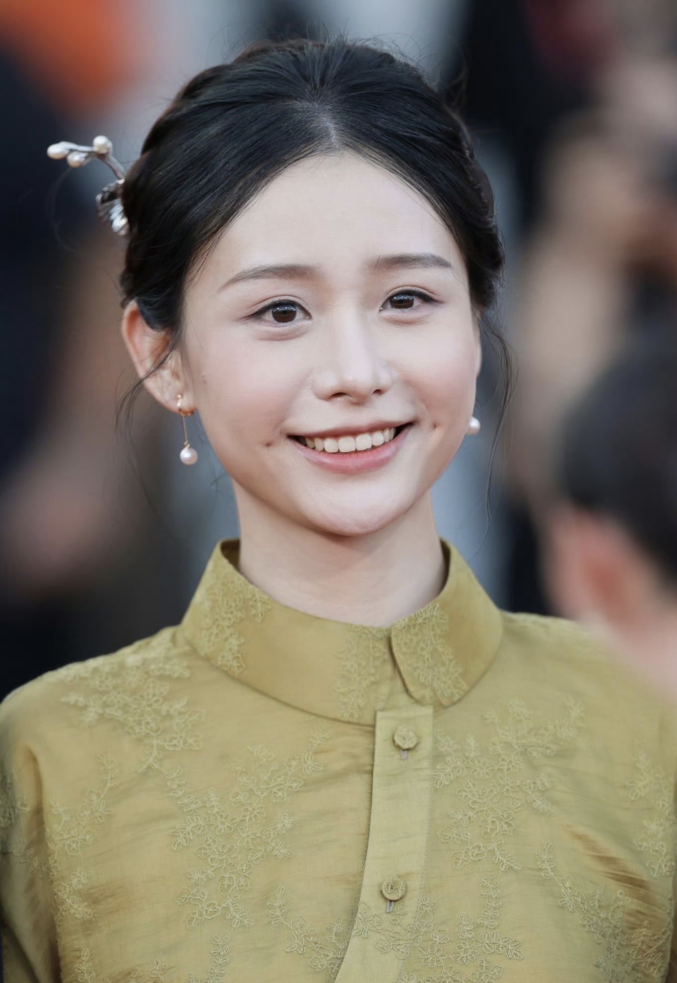 内娱终于出现了个可怕的演员，
她就是《给阿嬷的情书》淑柔的扮演者王晓慧。不是因为长得好看，而是她身上那份淡定从容，特别让人佩服。
 
《给阿嬷的情书》，这部电影一开始排片很少，全靠大家互相推荐，票房一路大涨，在国内外都很火，连潮汕旅游都跟着变热闹，是一匹黑马电影。
 
王晓慧大学学的是动画画画。上学
