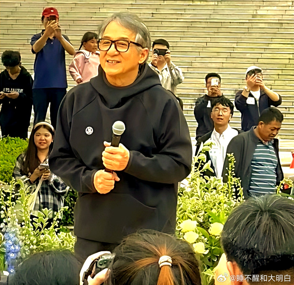 #成龙谣言源头# 不少网友不会深究图片出处，看到就信以为真，间接让谣言越传越广 ​