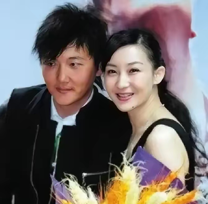 1999年，孙楠一夜成名后，甩掉了同居十年的女友辛欣，转身娶了神交已久的买红妹。九年后，买红妹刚生完二胎，孙楠对她说：“我爱上别人了，她怀了我的孩子，离婚吧！”买红妹痛不欲生，这九年里，她几乎断了所有社交，把自己全部押在了这段婚姻上……

买红妹当时差点没缓过来。她后来在采访里承认，那段时间绝望到想