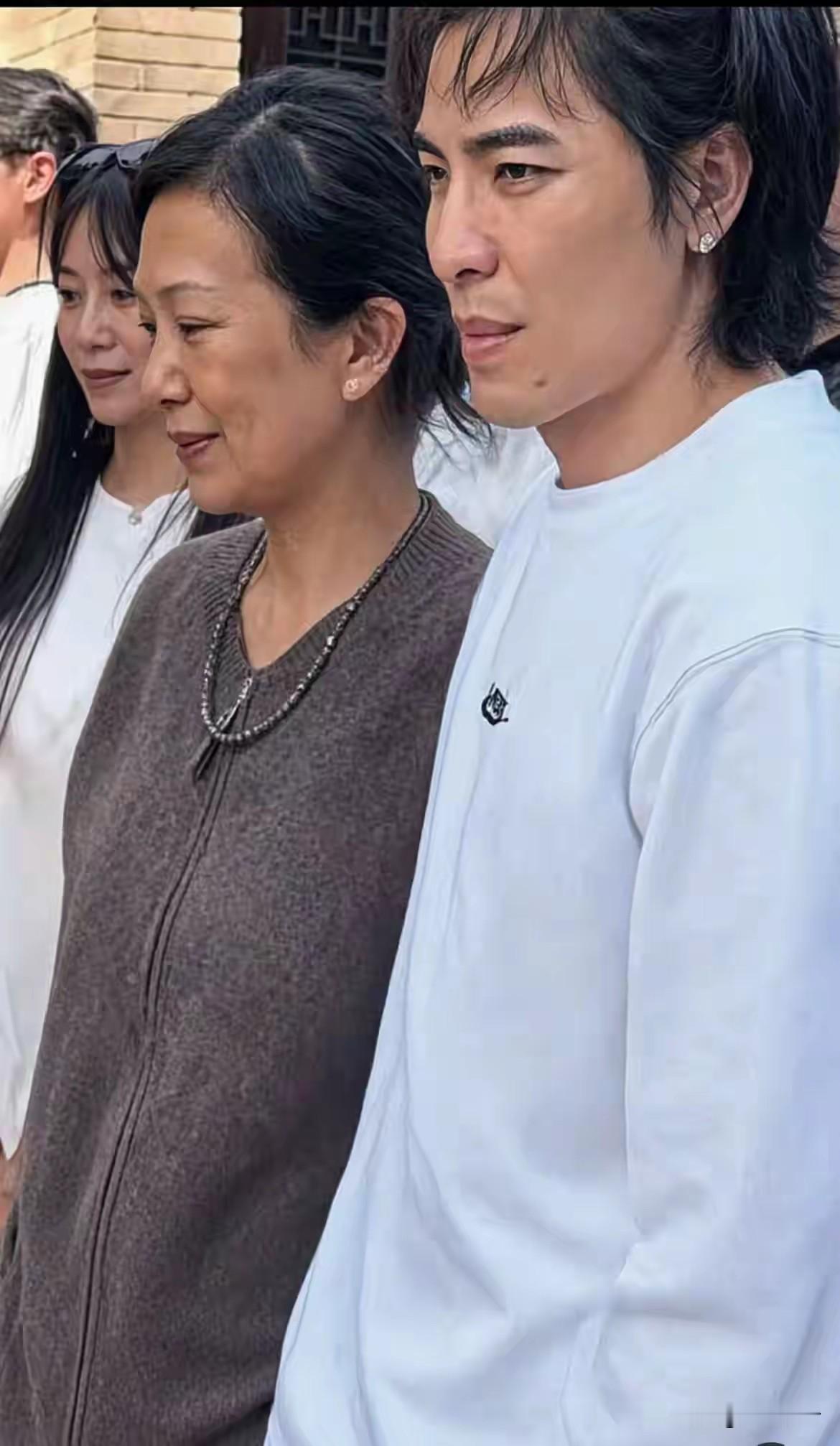萧敬腾老婆怎么老成这样了？53岁素颜照曝光，网友直呼认不出！

最近萧敬腾带着老婆林有慧现身辽宁丹东大孤山祈福，两人素颜出镜全程十指紧扣，画面本来挺温馨的。但生图一曝光，评论区直接炸了——53岁的林有慧面部皮肉干瘪，嘴角微微内缩，眼角细纹明显，和39岁的萧敬腾站在一起，14岁的年龄差根本藏不住。