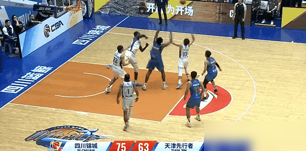 四川打天津，第三节快结束时他接球就扔，球砸板进筐，压哨，比分直接拉开到15分。
黄荣奇回四川第一场球，26分钟拿了16分6篮板4记三分。第四节天津疯狂追分，他又连着两个跳投稳住局面。
赛后他直接在场上哭了。说好多兄弟特意跑来看他，没绷住。
四川这场97比85，终结了跨赛季47连败。上一回常规赛