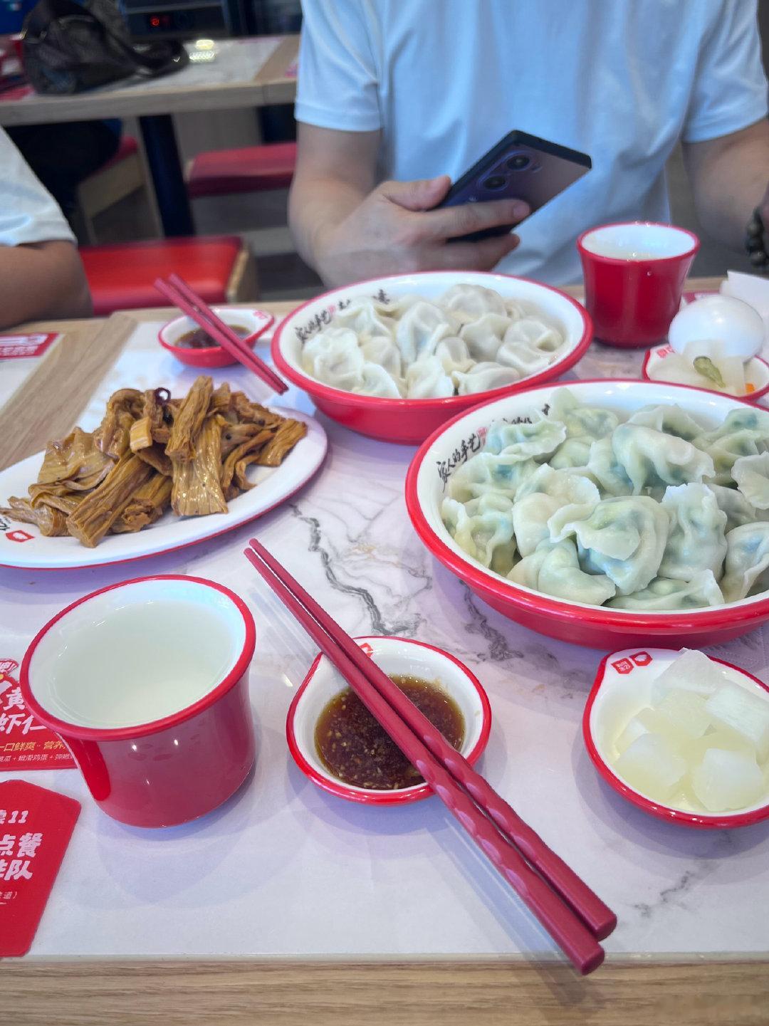 到达平度，弟弟接我去吃的饺子🥟
很近的，高铁三个小时，可以经常往返，只要不心疼花钱。[太开心][笑cry]
谢谢关心～[给你小心心][作揖]  ​