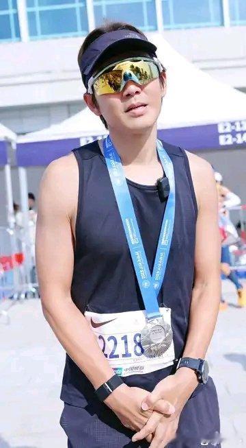 【至51歲的跑步者男神鍾漢良：跑過山海，歲歲滾燙】 51歲生辰，鍾漢良以一場上海馬拉松，寫下最酷的生日注腳。42.195公里的賽道上，他身著黑色的運動背心穩步前行，汗水浸亮眉眼，脫外套時的展...（分享自 ​