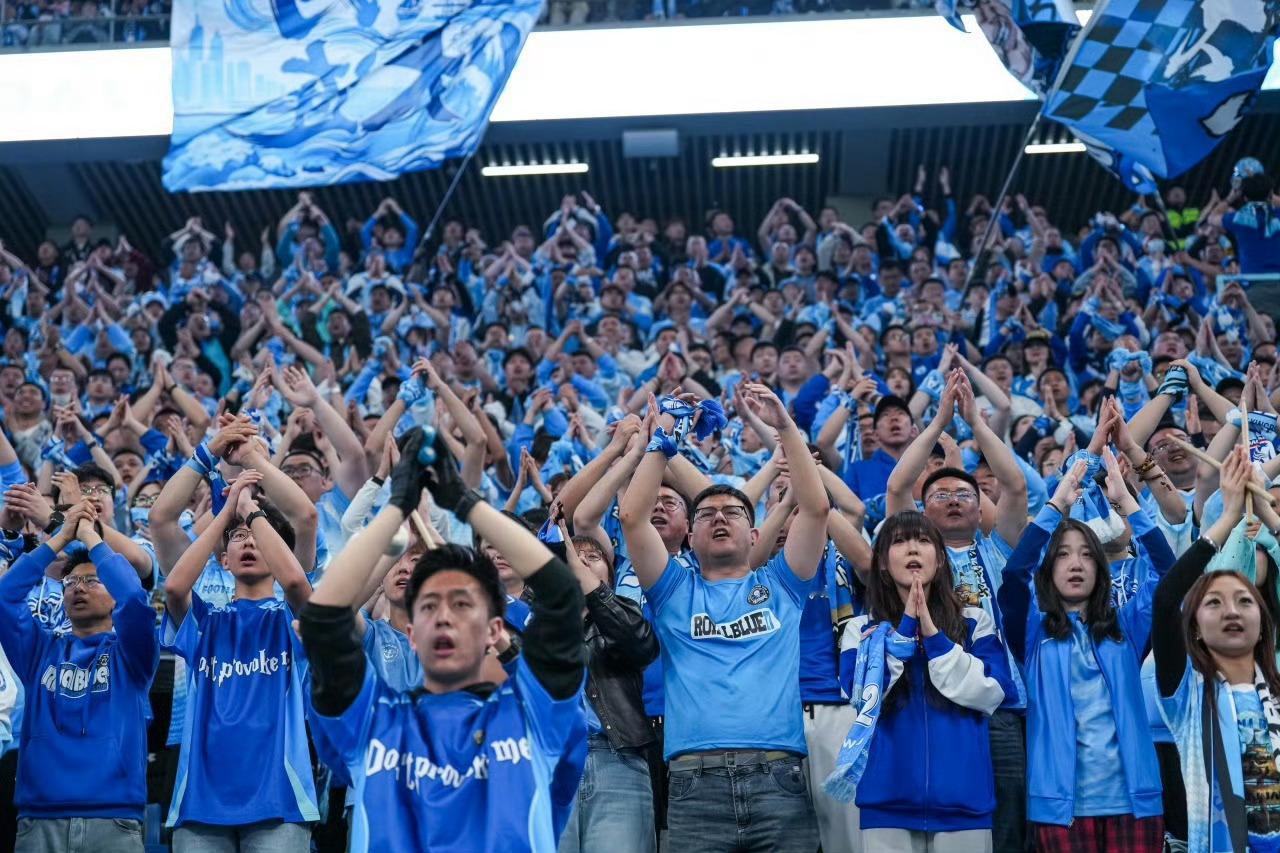 据德转数据统计，大连英博主场梭鱼湾的平均上座人数为60047人，位列全...