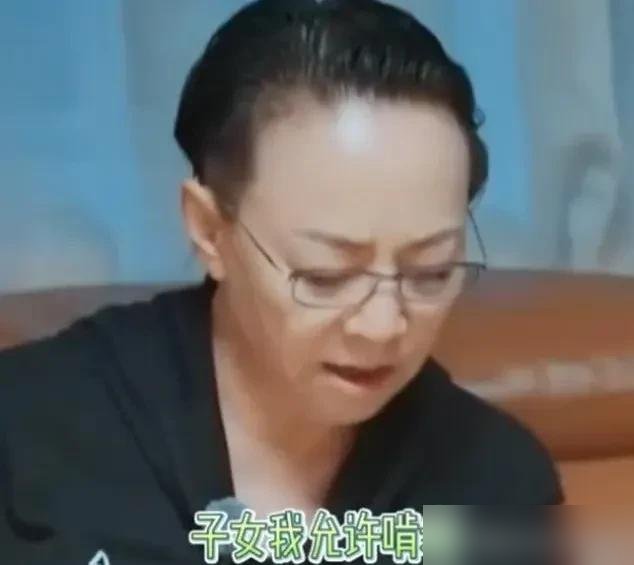 宋丹丹被曝每月给巴图一家80万，结果一看，巴图两口子直播带货月流水早过千万了。
这爆料连个实锤都没有，纯属匿名小作文。但有意思的是，一边是宋丹丹穿着20年前的旧衣服，素颜跟那英看演唱会，松弛得像个普通老太太。另一边是巴图王博谷闷声干直播，孩子生了俩，日子过得稳稳当当。
有人说这是“啃老”，可你见