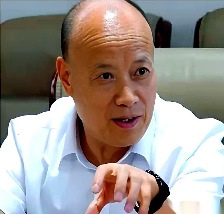 说到山东临沂的商界，林凡儒这个名字，是绕不开的。
1965年出生的他，没靠什么背景，硬生生砸出了一个全国医药百强企业。
但最让人咂摸的，不是他那一长串头衔，而是民间一句最实在的评价：“有他的翔宇集团，几千人就有了吃饭的岗位。”
九十年代的建材市场，到处是扬起的粉尘和卡车发动机的轰鸣。
林凡儒就是从这