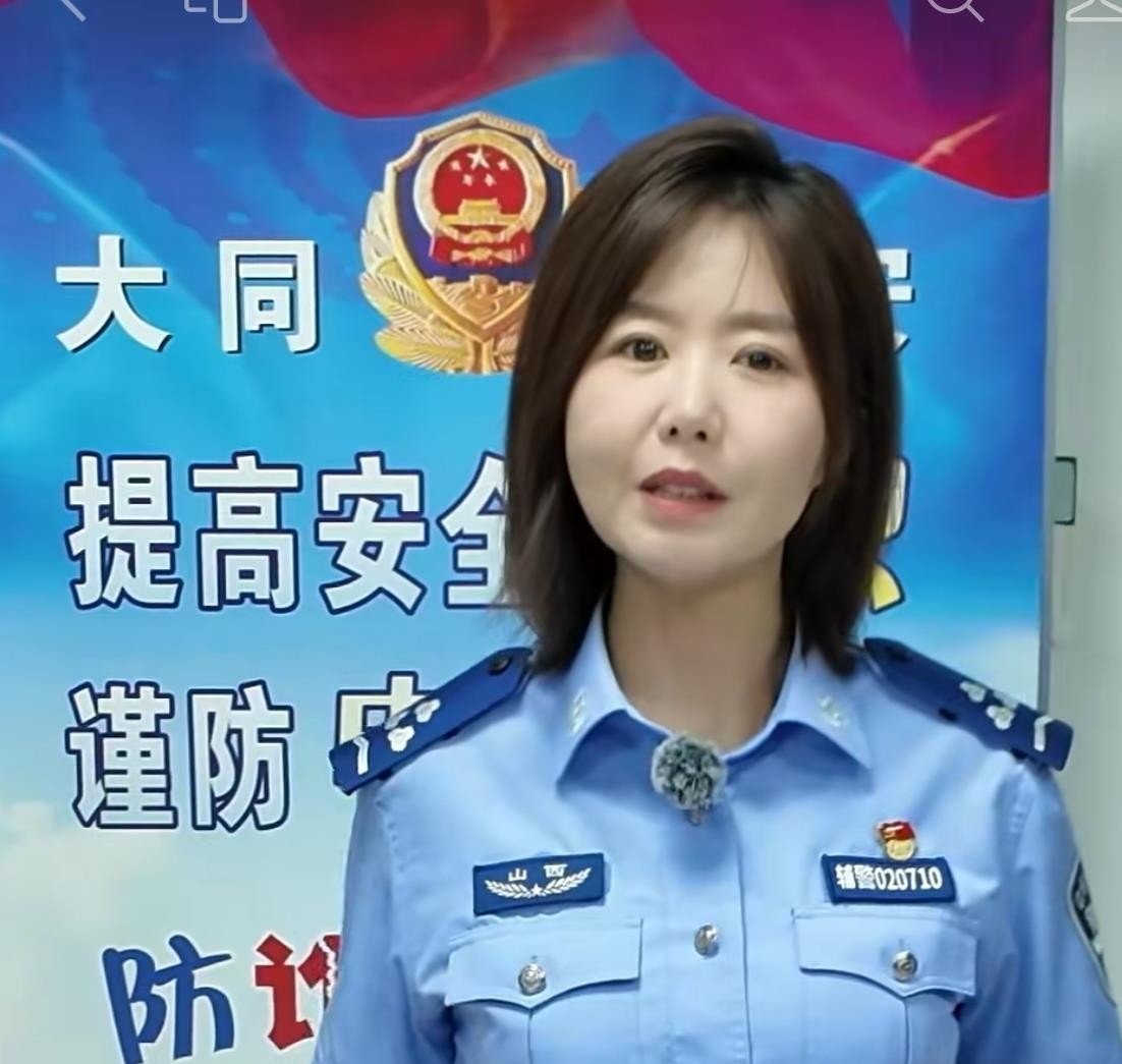别再天真了，辅警真不是考公落榜后的“备胎选项”。
说白了，这就是一份合同制编外工作——没有行政编制，不是公务员，连事业编都算不上。全国没有“干满几年自动转正”的政策，这条路从制度设计上就走不通。
穿着制服在公安局上班，看着体面，但薪资待遇、晋升空间跟正式民警差距明显。没有独立执法权，干的活却一样不少
