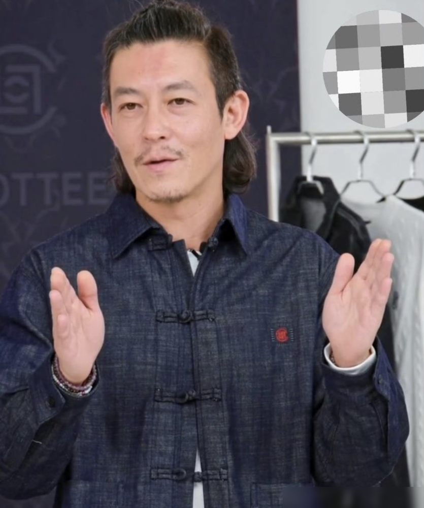 陈冠希顶着一头花白络腮胡坐进李晨直播间，弹幕直接炸了。
45岁，素颜长发，热搜全是撞脸赵本山，本山冠希联名款刷屏。他一点没黑脸，笑着接梗：那可很值钱。李晨补刀：他只是没有以前帅，但不是没你帅。。
关键反转来了：这沧桑造型不是不保养，是马来西亚新片故意留的。他还放话，帅是态度不是外表，不医美不打针