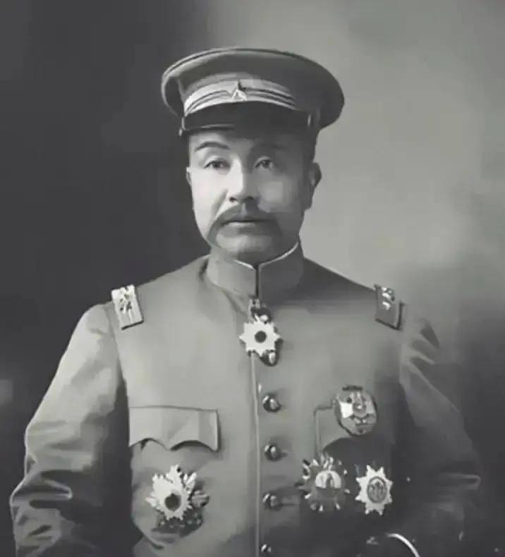 1916年，临死前袁世凯把儿子叫到床前：“你不要送葬，开枪打死穿红衣服的人”，几天后，他又把干儿子段芝贵叫来：“你穿红衣服送我，我才能上天堂。”
灵堂未设，白幡已挂。袁克定站在廊下，看着卫士长把枪递过来。他掂了掂，冰凉的铁压着掌心。“段大人那边，衣服备好了？”他问。
“备好了，大红的锦袍，昨儿刚送到