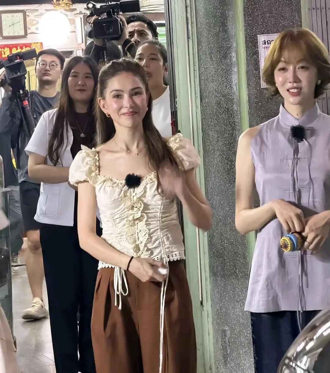 我朋友线下见过昆凌，
跟我说了句实在话，
昆凌本人和网上想象的不太一样，虽说自带天王嫂光环，但一点不端架子，待人特别温柔。
朋友跟我形容的那个瞬间很简单：偶遇她，旁边有人打招呼，她笑着回应，声音不高，像怕吵到别人。有人鼓起勇气想合照，只要不耽误正事，她就配合一下，站好、看镜头、甜甜地笑，沟通顺顺当当