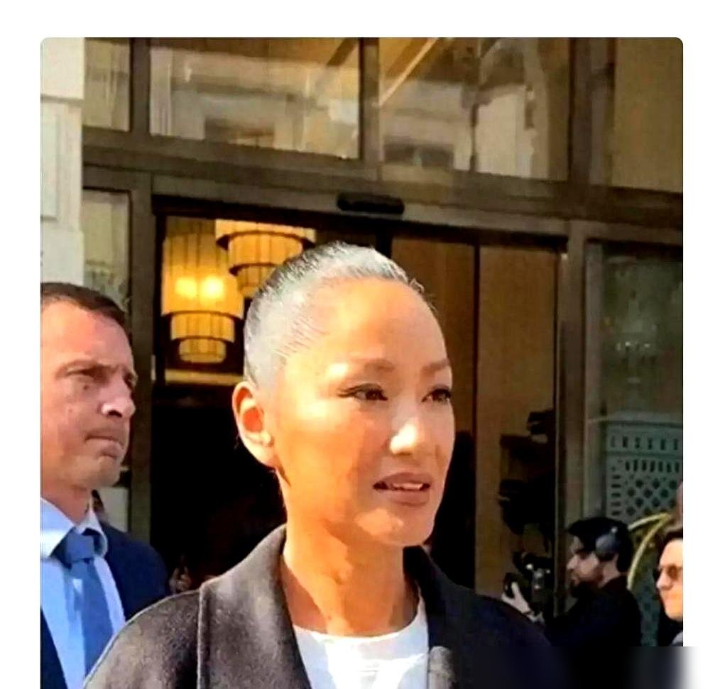 54岁瞿颖顶着一头半白头发走红毯，全场都愣了。
别人拼命染黑遮老，她直接素着就上了。记者问她不染吗，她回，染发伤头皮，疼。转头又乐呵呵跟人聊，自己买几十块的平价货用着挺好。
同场的胡兵一身精致，站她旁边像两代人。可镜头一拉近，她皮肤紧致，笑得比谁都松弛。
这画面太扎心了。多少女明星为了显年轻，