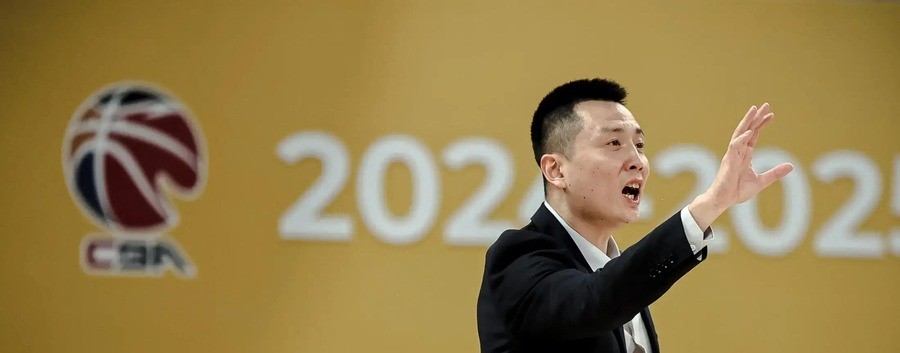 卢伟刚拿最佳教练就要让位？李楠禁赛三年后接手北京首钢，手握周琦赵睿，夏季联赛五战全胜，这俩人谁先在新赛季翻车
上海男篮更衣室里还挂着总冠军旗帜，卢伟的帅位却已经开始烫了。上赛季38胜4负、23连胜追平队史纪录，最佳教练奖杯还没捂热，北京首钢那边已经把李楠推上了前台。许利民转任总教练，李楠正式执掌帅印