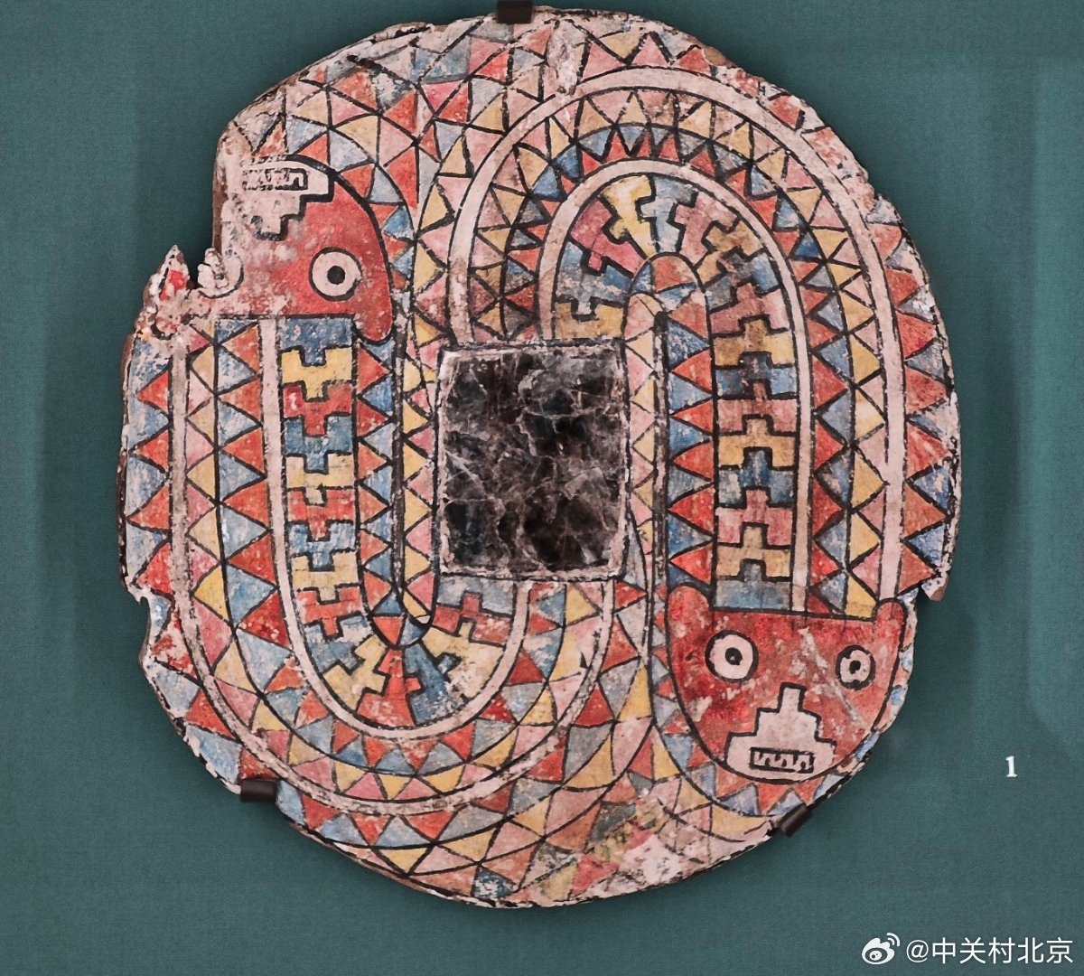 秘鲁·双头蛇纹镜饰圆牌
时代：奇穆文化时期，约1100‑1470年
来源：秘鲁中部至北部沿海
材质：木材、颜料、黄铁矿
 
拍摄于◎休斯顿美术馆（MFAH） ​