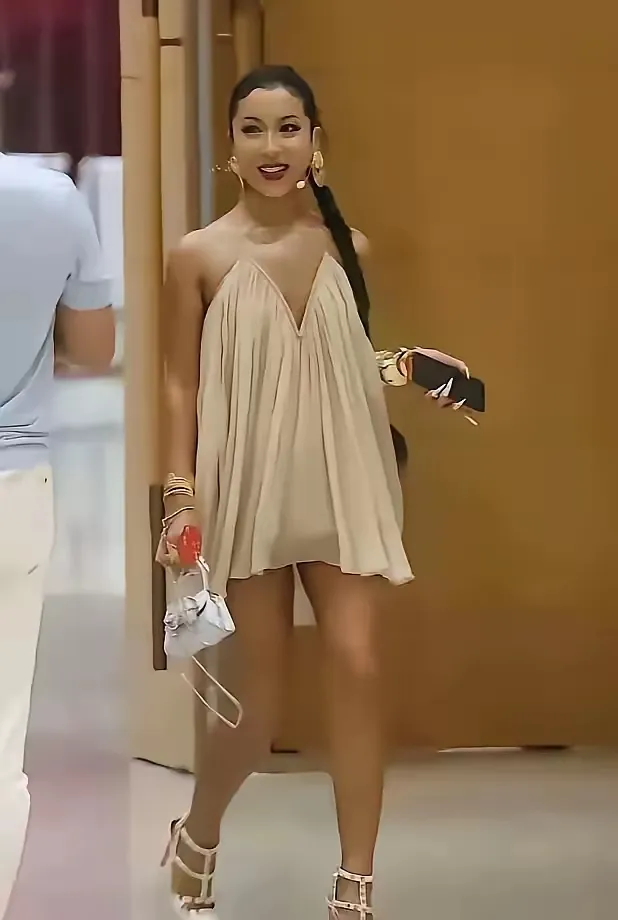 吉克隽逸穿露脐装去刘欢家，被骂上热搜第一，道歉之后我却有点说不出的滋味

吉克隽逸大概没想到，自己去老师家吃顿饭，能吃到热搜第一。

事情其实不复杂。她穿了件露脐装去刘欢家里做客，照片流出来之后，评论区就炸了。有人说她不懂礼数，有人说她不分场合，话越说越难听，最后直接把她顶上了热搜榜首。

她很快发