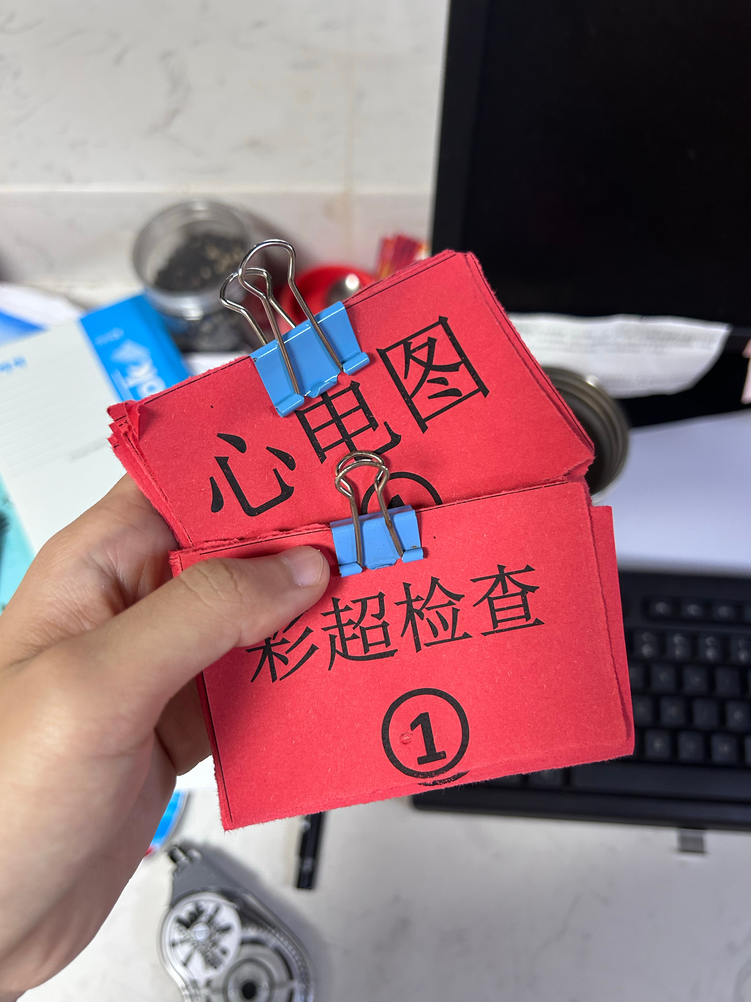 一眨眼周三了，忙碌的日子实在是快
周一：给我爸妈弄那个社保，把钱拿回来了（惹我妈生气了，我还不想理她嘞，手上钱多就多花，所以我把钱要会给给她们做资助了）一人一万，我的抠门只对我自己[抓狂]，想买的东西两万块钱都能拥有，想要个小贵的包、锁样的金项链、大疆p4pro或者专业相机，想了好久，年 ​