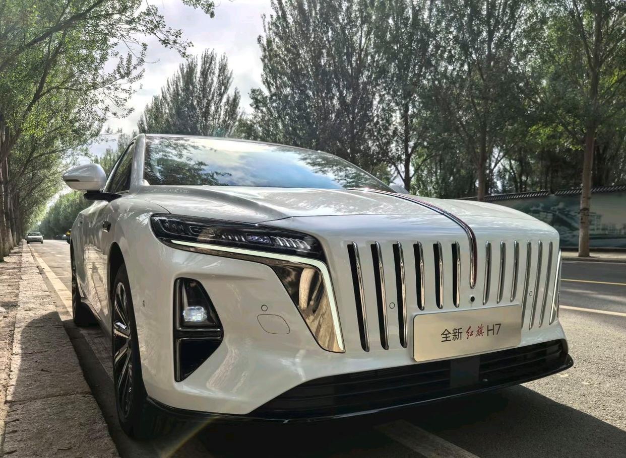 2026年大家不要着急买车，不要着急买车！今年买车一定要记住两点:

第一，合资燃油车一定还会降价，因为老百姓不愿意再为了那个车标多花几万块了。

第二，新能源车一定是买新不买旧，因为新能源车内卷加剧，技术更新太快了，跟当年的手机差不多，今年买的车，可能明年就落后一代了。

逛2026成都国际车展，
