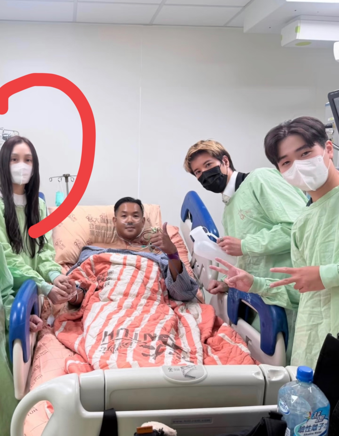 范玮琪真的是一个好妻子，以前没有觉得，但是这一次陈建州出了事儿之后，我觉得她靠谱。

首先，她就是推掉身边所有的工作，专门陪伴陈建州，细致入微地给予老公陈建州帮照顾。能看得出来，陈建州也就住院短短几天，范玮琪憔悴了很多，能从她的黑眼圈看得出来熬了不少夜。

陈建州倒是好了，头发梳得油光，范玮琪熬出了