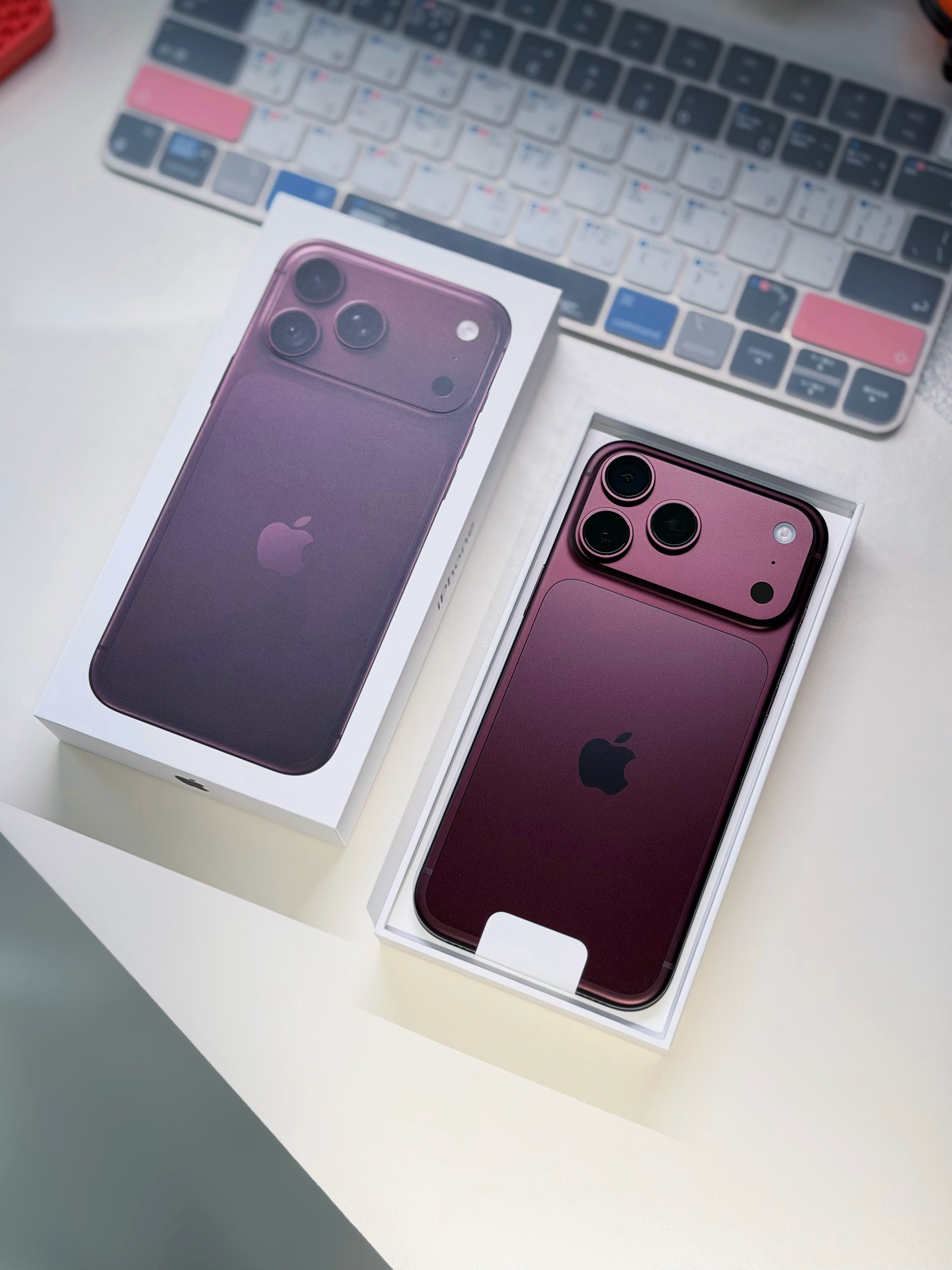 #iPhone[超话]# 一年一度试试小尾巴[偷笑]用了一天，感觉还不错～首先，这个勃艮第酒红，我非常喜欢，绝对高出预期，而且是我想要的偏深紫，之前还挺怕它偏红棕的。这个颜色肉眼看非常有质感，很大气，很Pro（但拍照没有肉眼看起来好看），缺点是沾指纹，脏了就不好看，勤擦吧[哈哈]其次性能的确比去年 ​